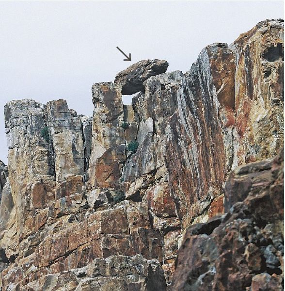 崖の上に現れた「謎の岩」（中央上）＝和歌山県白浜町の三段壁で