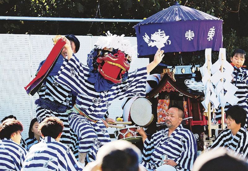 ７団体がステージ上で獅子舞を披露した（和歌山県串本町潮岬で）