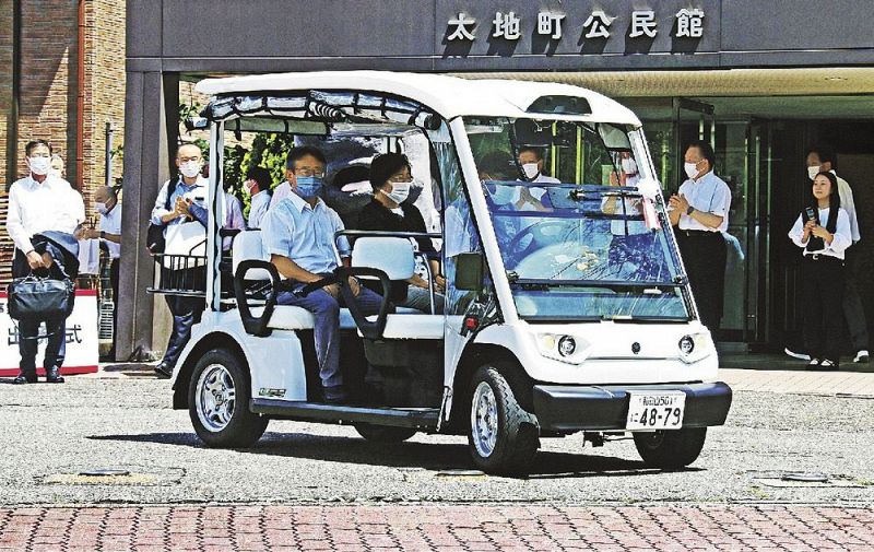 式典会場から出発する自動運転の車両（２９日、和歌山県太地町で）