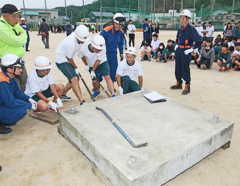 救助訓練でコンクリートを防災資材を使って持ち上げようとする熊野高校の生徒（２７日、和歌山県上富田町朝来で）