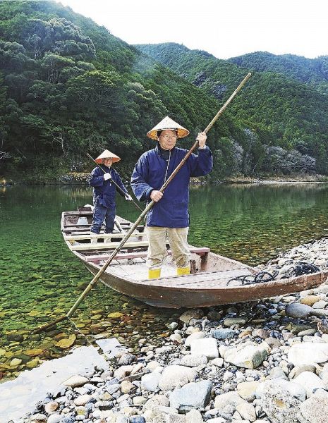 「安居の渡し」の川舟に乗る生本洋三さん（右）と西政和さん＝３日、和歌山県白浜町安居で