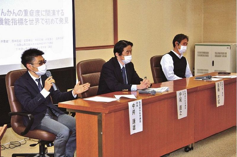 「てんかん」の重症度を世界で初めて指標化したと発表する和歌山県立医科大学の中井康雄助教（左）ら＝２８日、和歌山市で