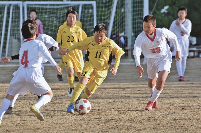 ドリブルを仕掛ける串本中学校・潮岬中学校合同チームの選手（和歌山県串本町串本の串本古座高校グラウンドで）