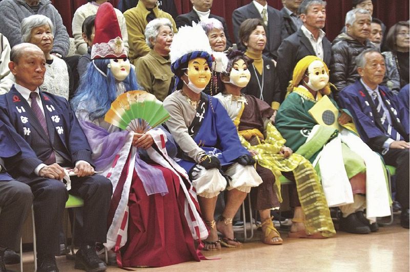 面と衣装がお披露目された四つの王子のキャラクター（１２日、和歌山県印南町印南で）