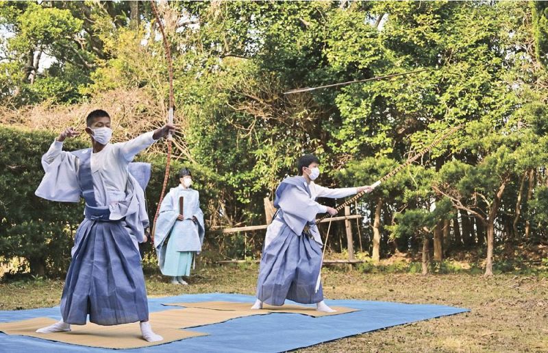 正月恒例の御弓式で矢を放つ高校生（和歌山県串本町潮岬で）