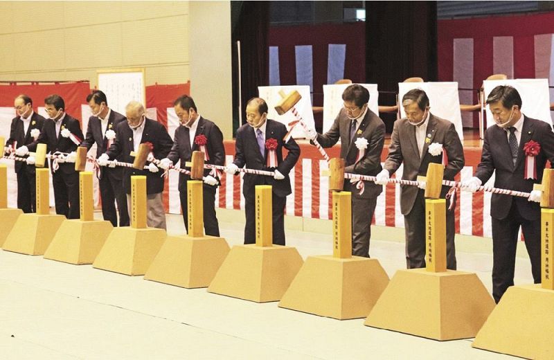 １４５人が出席した串本太地道路用地幅杭設置式（和歌山県那智勝浦町天満で）