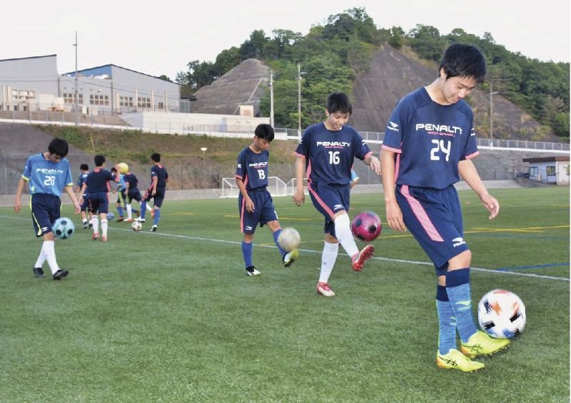 約２カ月ぶりの全体練習でリフティングをするカナリーニョＦＣリオの中学生（和歌山県上富田スポーツセンターで）