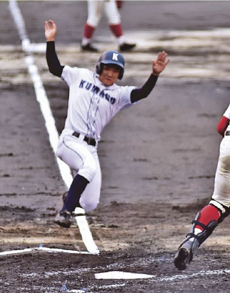 熊野―桐蔭　熊野は３回１死満塁から、丸山の中犠飛で三塁から久保が先制のホームを踏む（２４日、和歌山市の紀三井寺球場で）