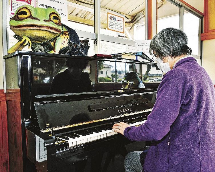 ピアノの上には芸術家が制作したカエルの作品があり、演奏曲を楽しんでいるようだ（和歌山県印南町印南で）