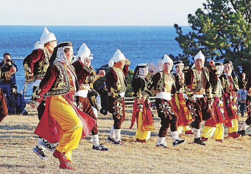民族衣装姿で踊りを披露する町トルコ文化協会のメンバー