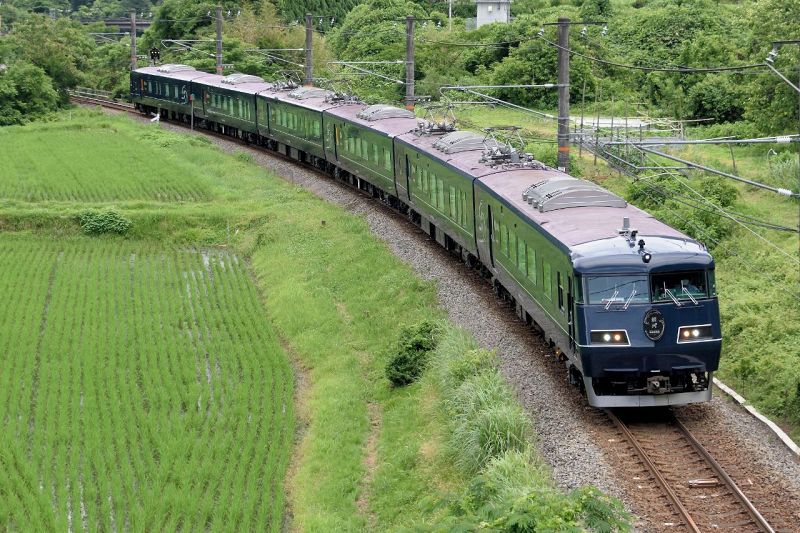 ＪＲ西日本の観光列車「ＷＥＳＴ　ＥＸＰＲＥＳＳ　銀河」=ＪＲ西日本提供 