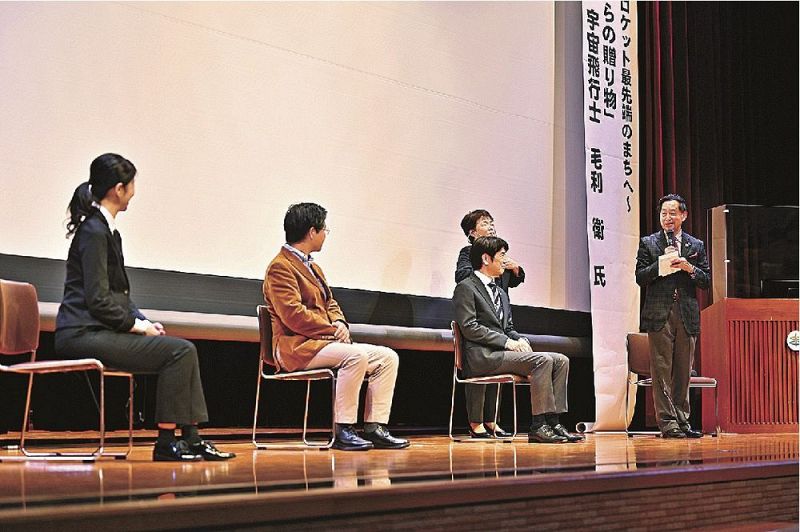 ディスカッションをする毛利衛さん（右）や田嶋勝正町長（右から２人目）ら＝１０月３１日、和歌山県串本町串本で