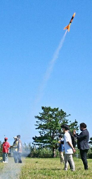宇宙ウイークの一環で制作して打ち上げられたモデルロケット（和歌山県串本町潮岬で）