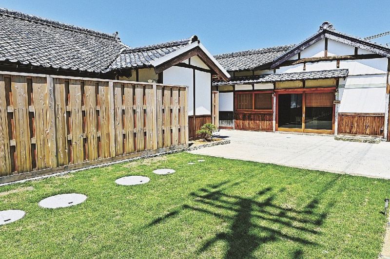 ３件目の古民家活用となった「植松邸」。左が母屋で奥が離れ（和歌山県串本町串本で）