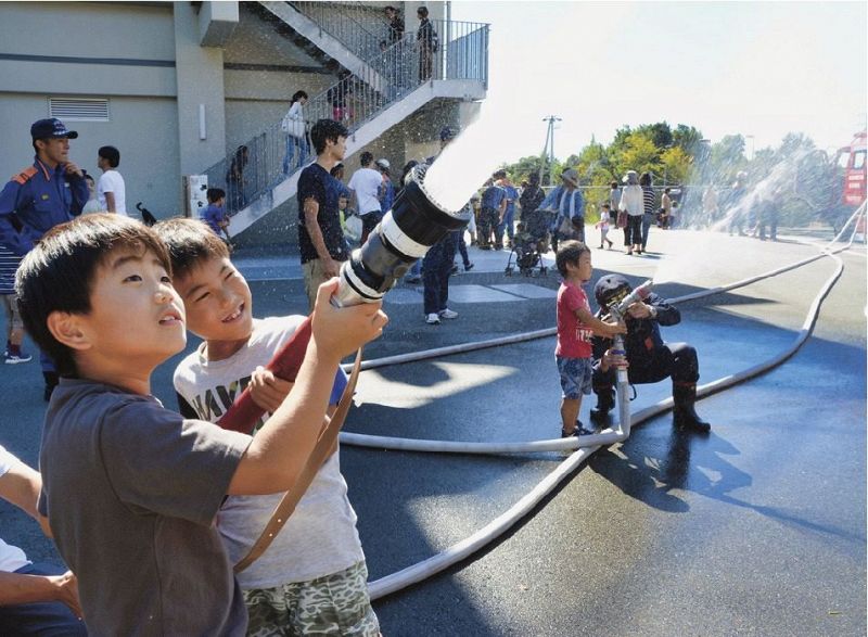 消防フェスティバルで放水を体験する子どもたち（和歌山県田辺市新庄町で）