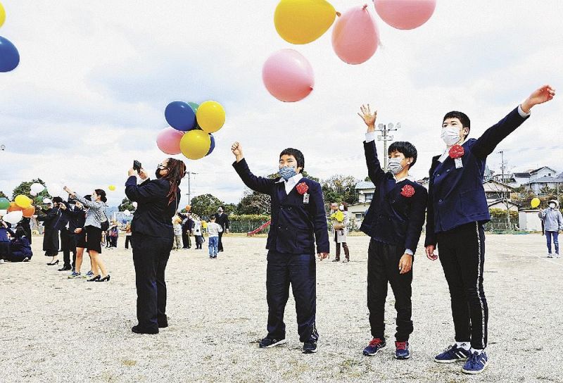 大空に風船を放つ白浜第一小学校の卒業生（２３日、白浜町で）