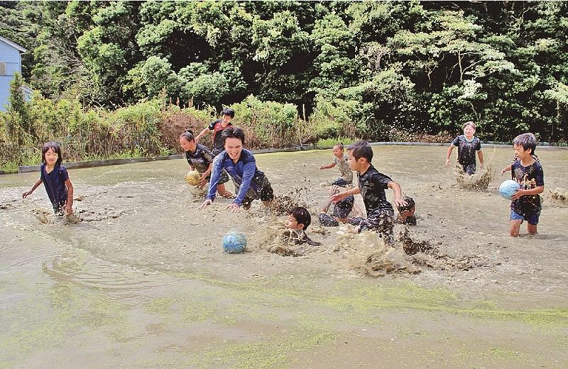 泥んこ遊びをする参加者（１３日、和歌山県美浜町三尾で）