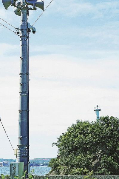 田辺市防災行政無線の柱上部にあるスピーカーの下に設置しているライブカメラ（和歌山県田辺市天神崎で）