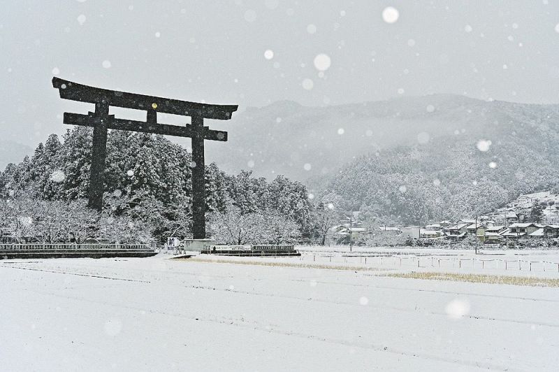 大雪で銀世界となった熊野本宮大社の旧社地・大斎原や田んぼ（１２日午前８時４２分、和歌山県田辺市本宮町本宮で）