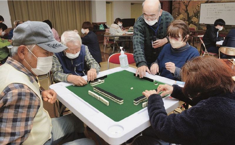 牌を使ってゲームの流れを覚える参加者（１９日、和歌山県みなべ町谷口で）