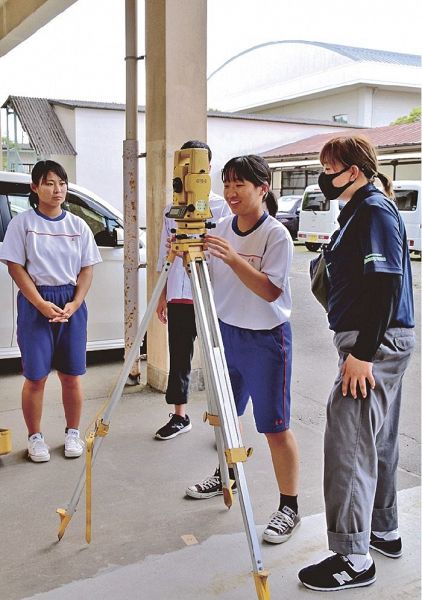 測量機器の取り扱いを体験する生徒（和歌山県上富田町朝来で）