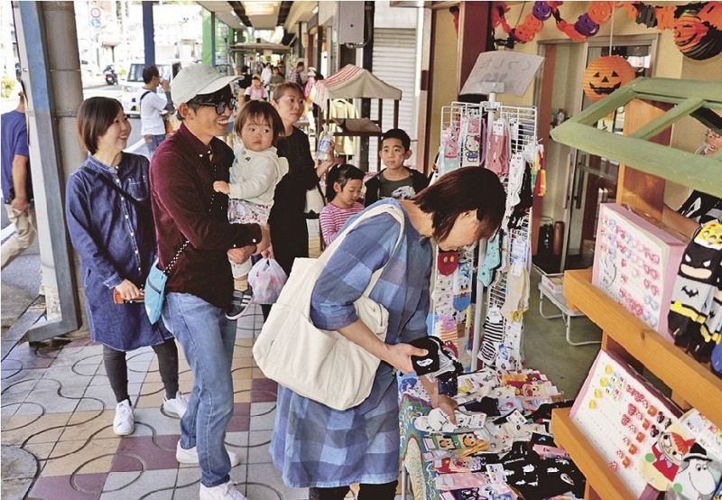 昨年１０月にあった「田辺エキストラ商店街」では、空き店舗などに飲食店や雑貨店が臨時出店してにぎわった（２０１８年１０月、和歌山県田辺市湊で）