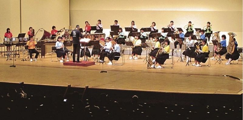 迫力ある演奏を披露した明洋中学校吹奏楽部のプロムナードコンサート（和歌山県田辺市新屋敷町で）