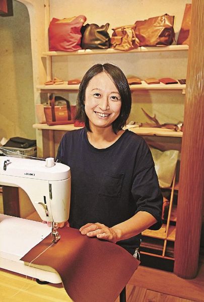 シカの革も活用して革製品作りに取り組んでいる山本温子さん（古座川町高池で）