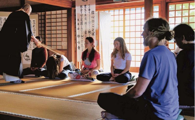 興禅寺本堂で座禅を組む外国人（和歌山県上富田町市ノ瀬で）