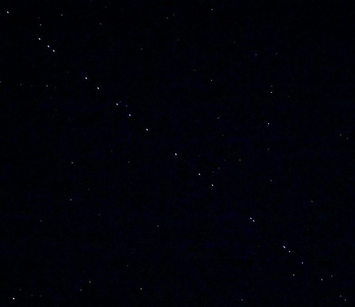 夜空を連なって移動するスターリンク衛星（２日午後６時３５分、和歌山県田辺市本宮町で）