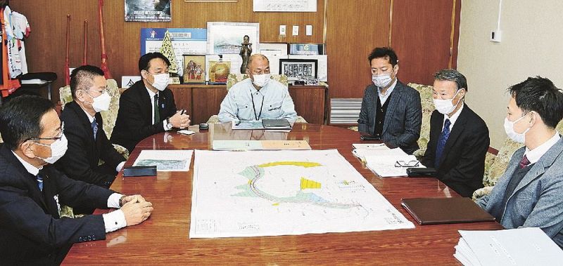 奥田誠町長（左から２人目）らに造成計画を説明する「泰建」の林静男代表（右から２人目）＝和歌山県上富田町役場で