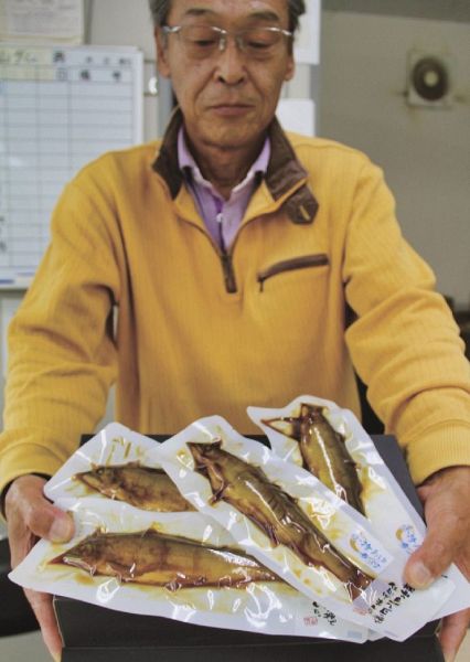 漁協で加工販売しているアユ甘露煮に寄付額を載せて協力を呼び掛ける