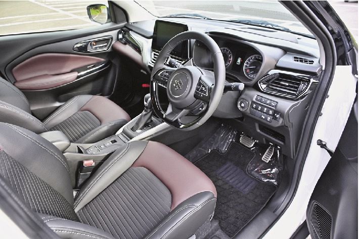 装備が充実したフロンクスの運転席。内装の仕上げも丁寧だ