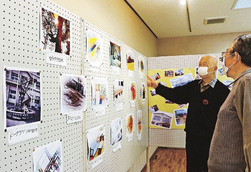 中部公民館で開かれている田辺第一小学校２年生による写真展。学校の魅力を紹介している（和歌山県田辺市上屋敷１丁目で）