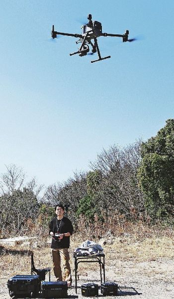 デジタルツインの作成に向け、ドローンを操作する和歌山県田辺市職員