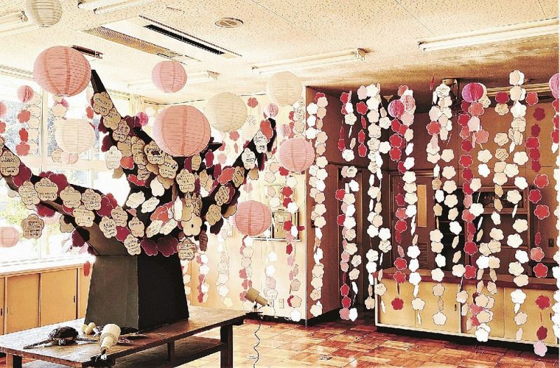 旧清川中学校の教室に飾られている梅の花をイメージしたアート。子どもたちの夢であふれている（和歌山県みなべ町清川で）