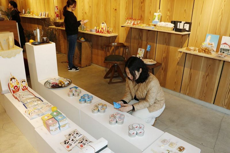 文筆家の甲斐みのりさんが選んだ菓子や雑貨が並ぶ企画展（和歌山県田辺市湊で）