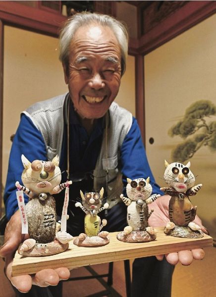 貝殻で来年のえと「寅」の置物を作った吉村勝興さん（和歌山県串本町潮岬で）