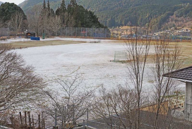 雪で白くなった近野小中学校のグラウンド（３０日午前９時半ごろ、和歌山県田辺市中辺路町で）