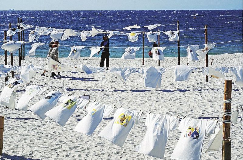 昨年のひらひらＴシャツアート展（和歌山県白浜町の白良浜で）