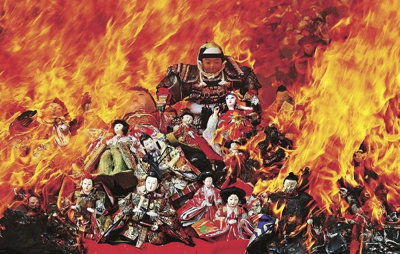 炎に包まれる人形（３日、和歌山県田辺市古尾で）