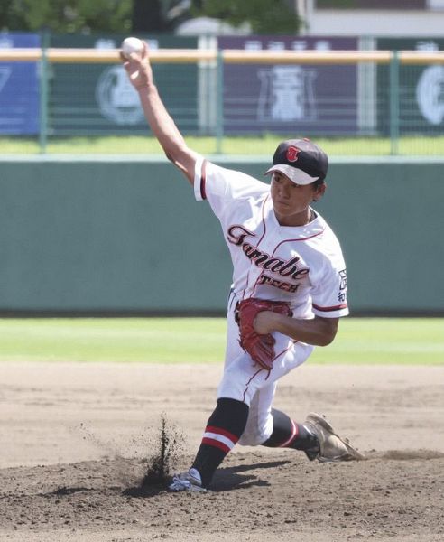 田辺工業―初芝橋本　粘りの投球を続ける田辺工業の畑野（２１日、和歌山市の紀三井寺球場で）