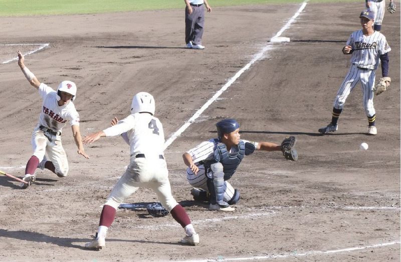 南部―田辺　田辺は５回、尾﨑の適時打で田中（背番号４）と鳥山（左）が生還。この回に５得点した＝２１日、和歌山市の紀三井寺球場で