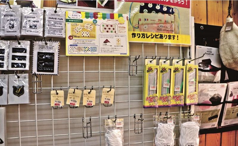 品薄となっているマスク作りの専用コーナー（和歌山県田辺市北新町で）