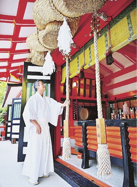 新型コロナウイルスの「５類」移行を受け、熊野速玉大社が取り付けた鈴緒（８日、和歌山県新宮市で）