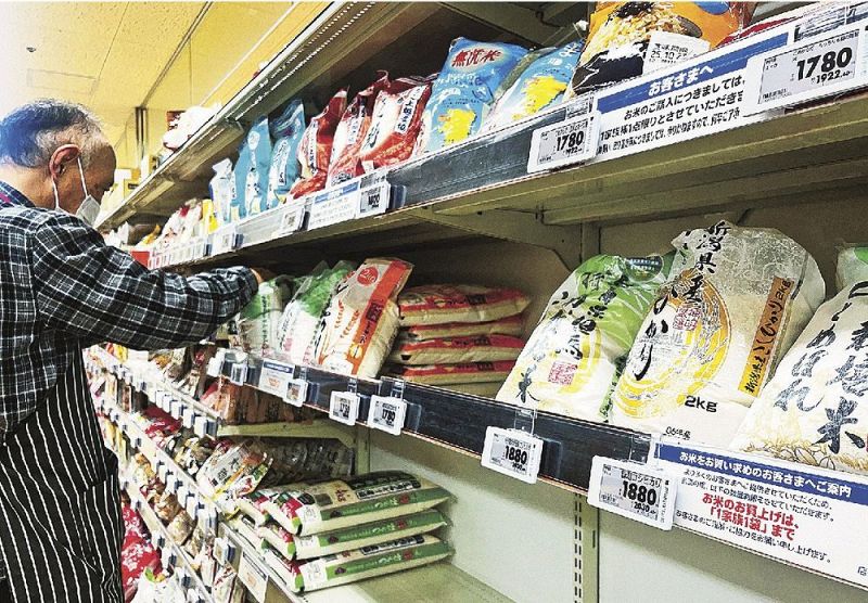 価格高騰や品薄が続くコメの売り場（和歌山県田辺市宝来町で）