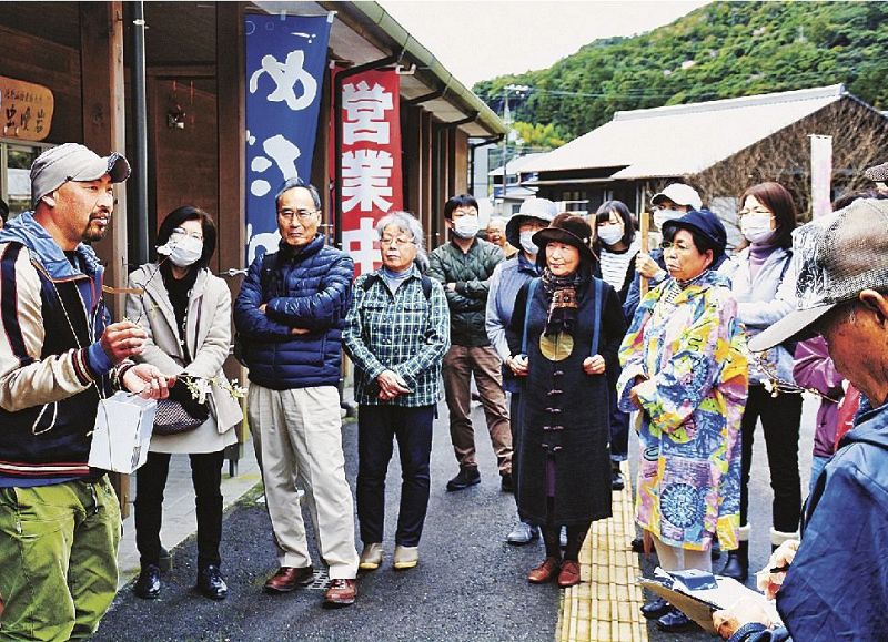 クマノザクラについて解説する矢倉寛之さん（左）＝和歌山県古座川町池野山の道の駅虫喰岩で