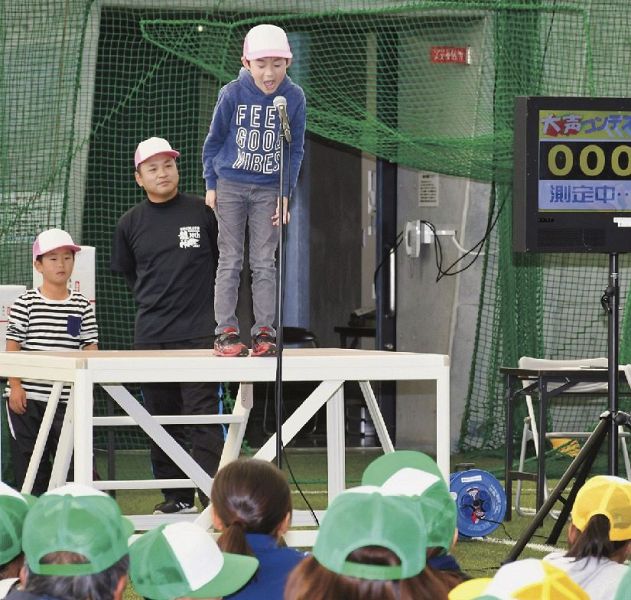 「火事だ」と叫び、声の音量を競う参加者（１７日、和歌山県田辺市上の山１丁目で）