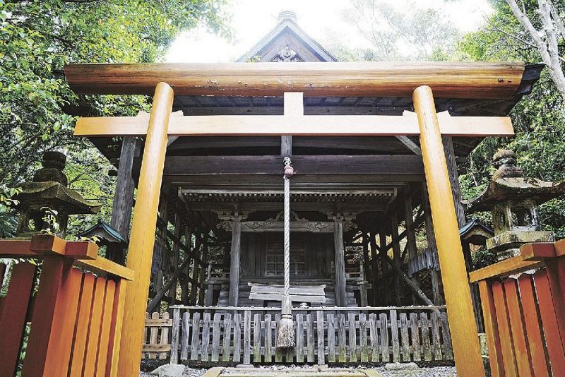 伝統的な春日造りの本殿が立つ「千里王子跡」（和歌山県みなべ町山内で）