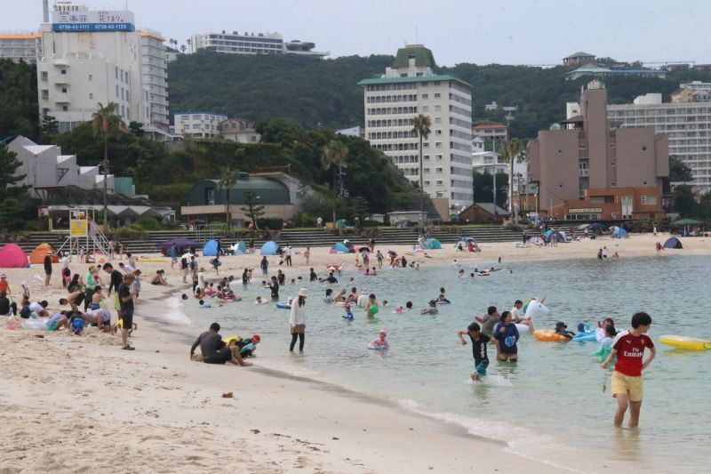 ４連休中の白良浜（24日、和歌山県白浜町で）